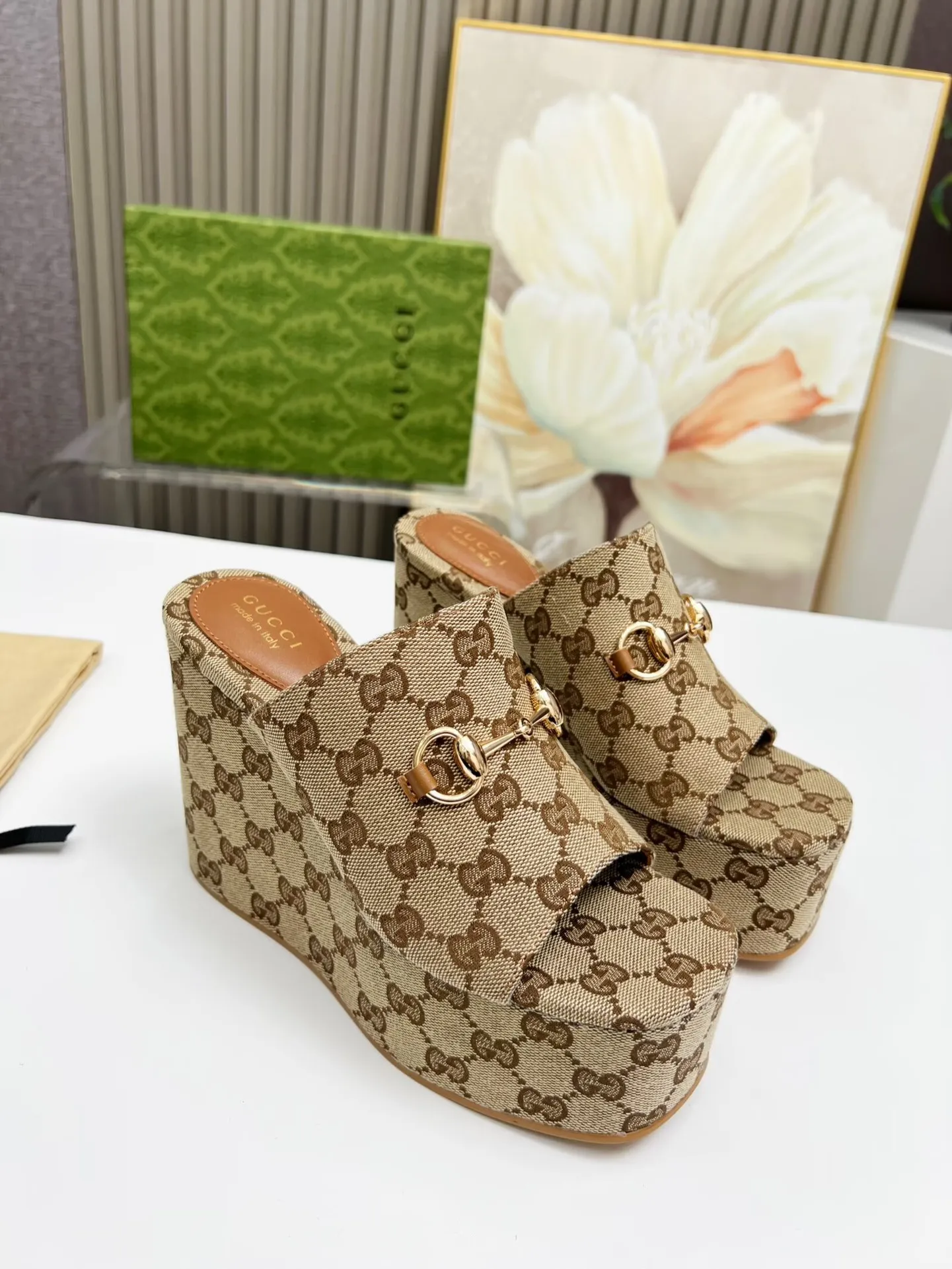 👟👟Ex-factory price 440👟👟 Gucci's new slippers, fashionable, high-end and full of personality✅ Very stable, comfortable and durable for daily use, convenient and unique for daily matching, a must-have classic for summer, the upper uses GUCCI brand buckles Inner/foot pads: sheepskin Platform height: 11cm Color: black, brown Size: 35-42 (41, 42 need to be customized) Packing: Comes with cloth bag cards.